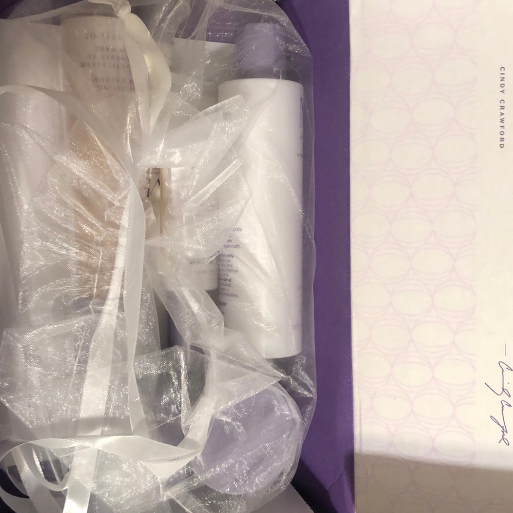 COPY - Cindy Crawford Meaningful Beauty Set